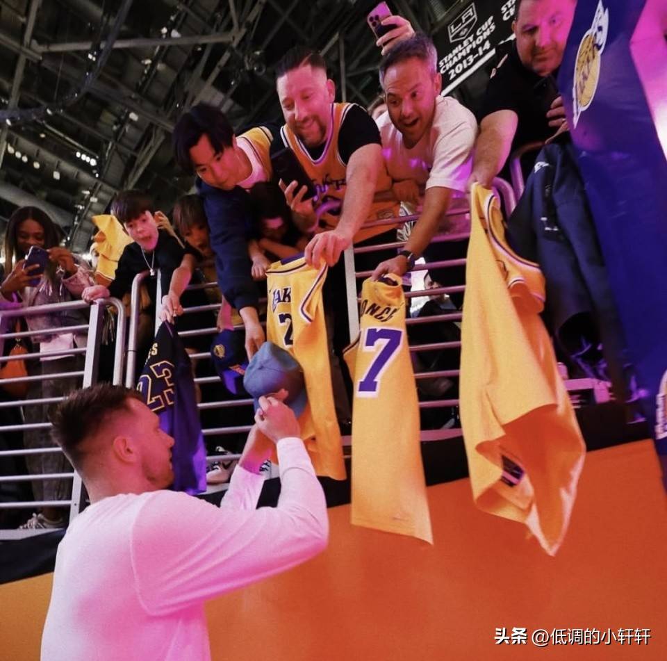 半岛体育app下载 - 东契奇迎来二十赛季高光表现，勇士球迷沸腾！